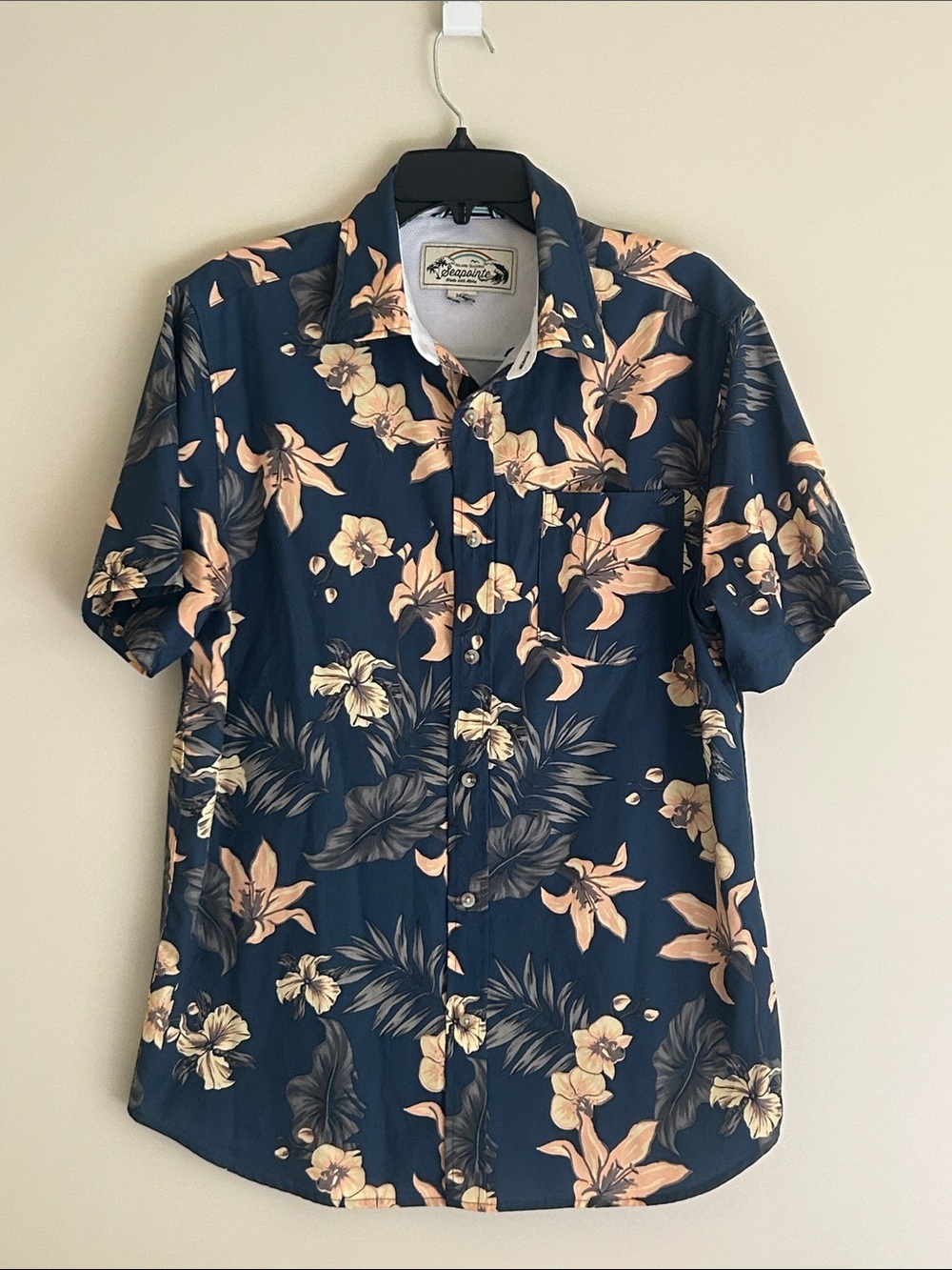 NWOT Men’s Seapointe Island Classics Hawaiian Shirt. Lightweight & wrinkle free.